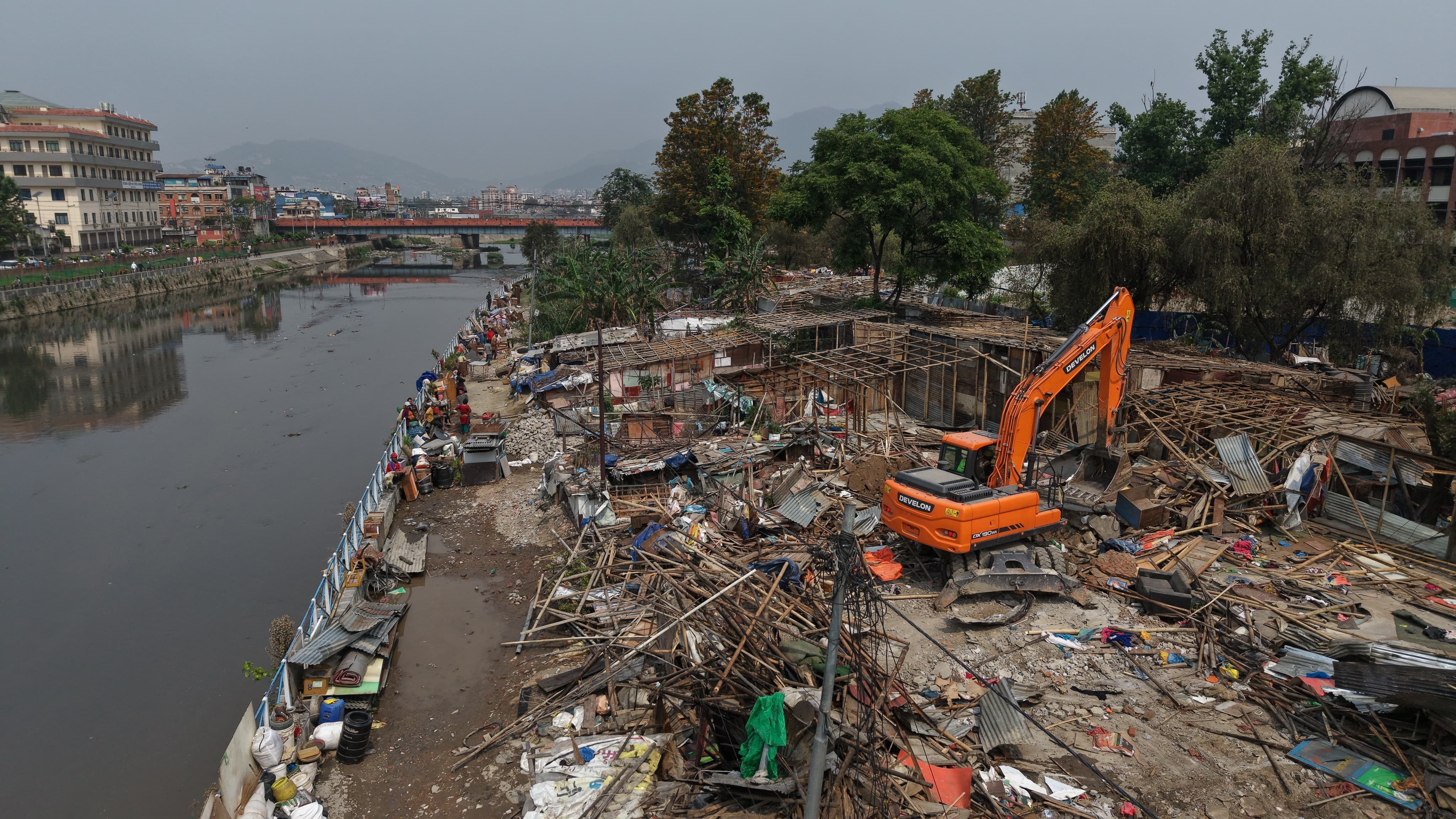 उपत्यकाको नदी किनार क्षेत्रमा रहेका सुकुम्वासी बस्ती हटाउने काम आज पनि जारी