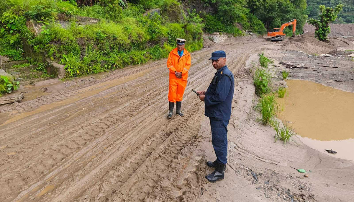 अविरल वर्षाका कारण देशका विभिन्न मुख्य राजमार्गमा यातायात सेवा प्रभावित
