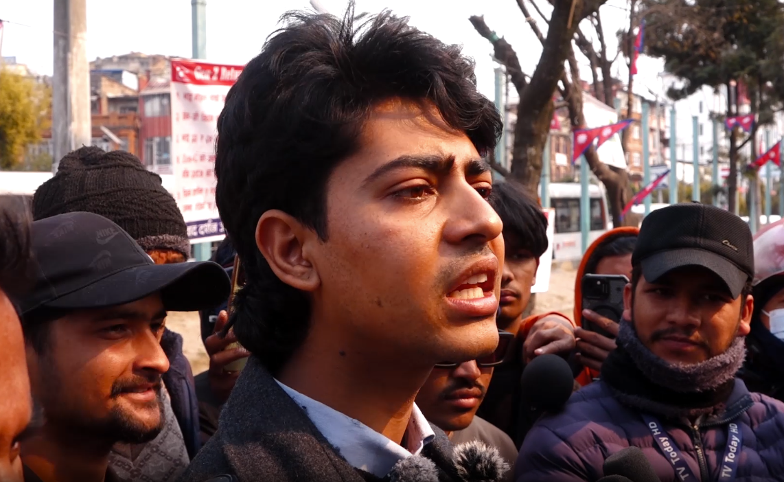 जेन–जी अगुवा मिराज ढुंगाना नेतृत्वको समूह सर्वपक्षीय सरकार गठनको माग गर्दै प्रदर्शनमा