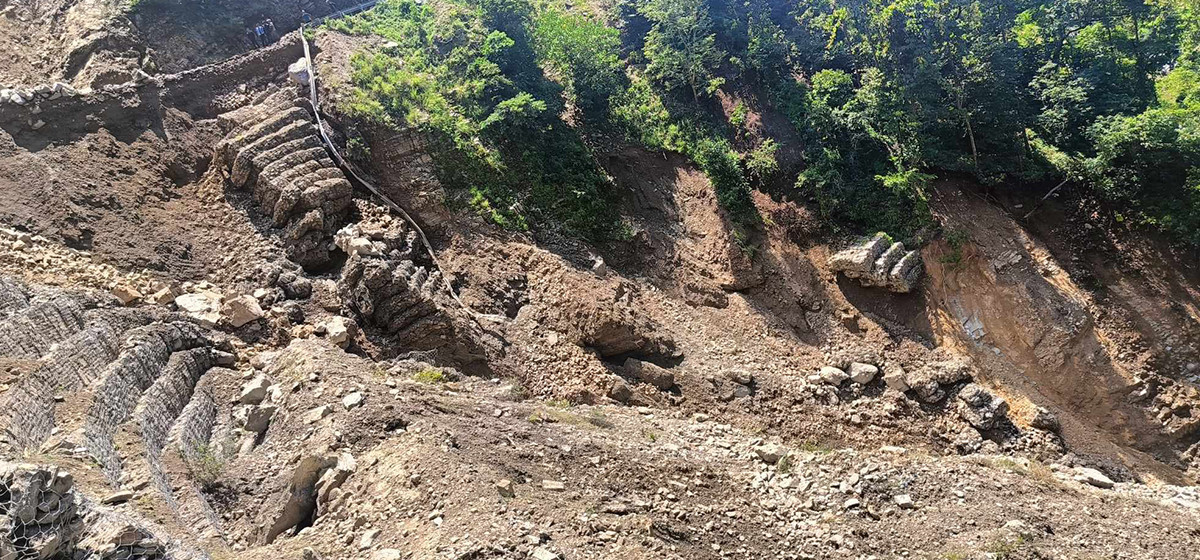 पहिरोले कर्णाली राजमार्ग अवरुद्ध