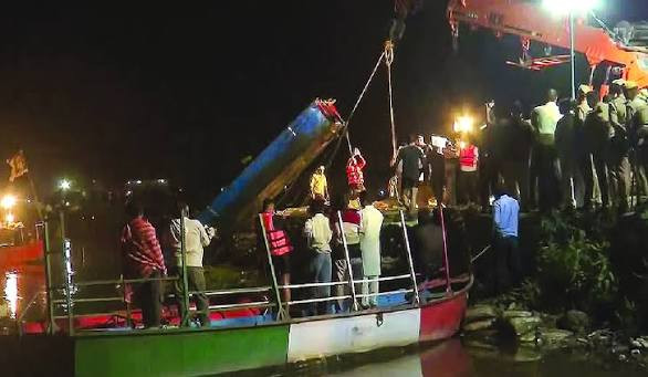 भारतको बिहार गंगा नदीमा डुंगा पल्टिँदा बालबालिकासहित १४ जनाको ज्यान गयो