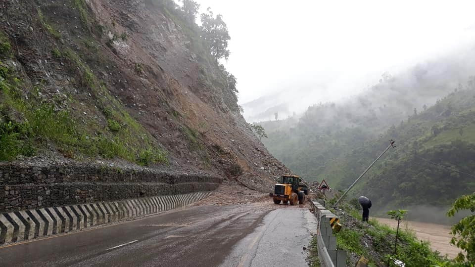 दोसहितको पहिरो खस्दा  नारायणगढ-मुग्लिन सडक पुनः अवरुद्ध