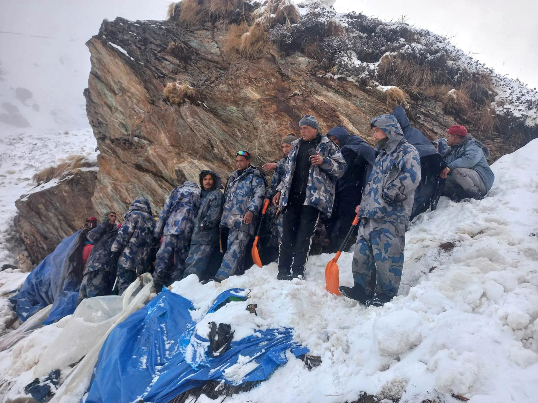उद्धार गर्दै सशस्त्र प्रहरी बल