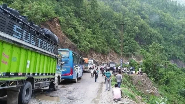 वर्षा र पहिरोले जोखिम बढ्दा काठमाडौं उपत्यकाबाट बाहिरिने सबै नाकाहरु बन्द