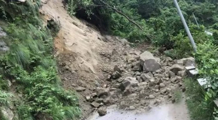 वर्षामा बन्द जाजरकोटका सडक