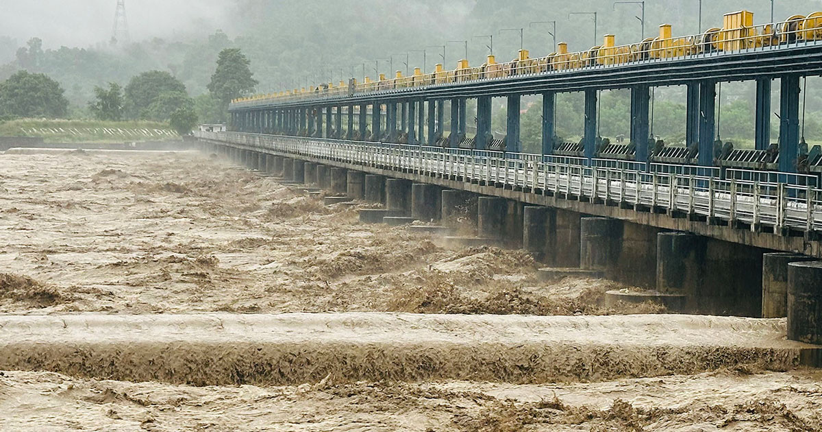 कोसी नदीमा पानीको बहाव तीव्र, २० ढोका खोल्दै उच्च सतर्कता