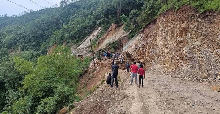 पहिरोका कारण त्रिभुवन राजपथअन्तर्गत नौबिसे–नागढुंगा सडक अवरुद्ध