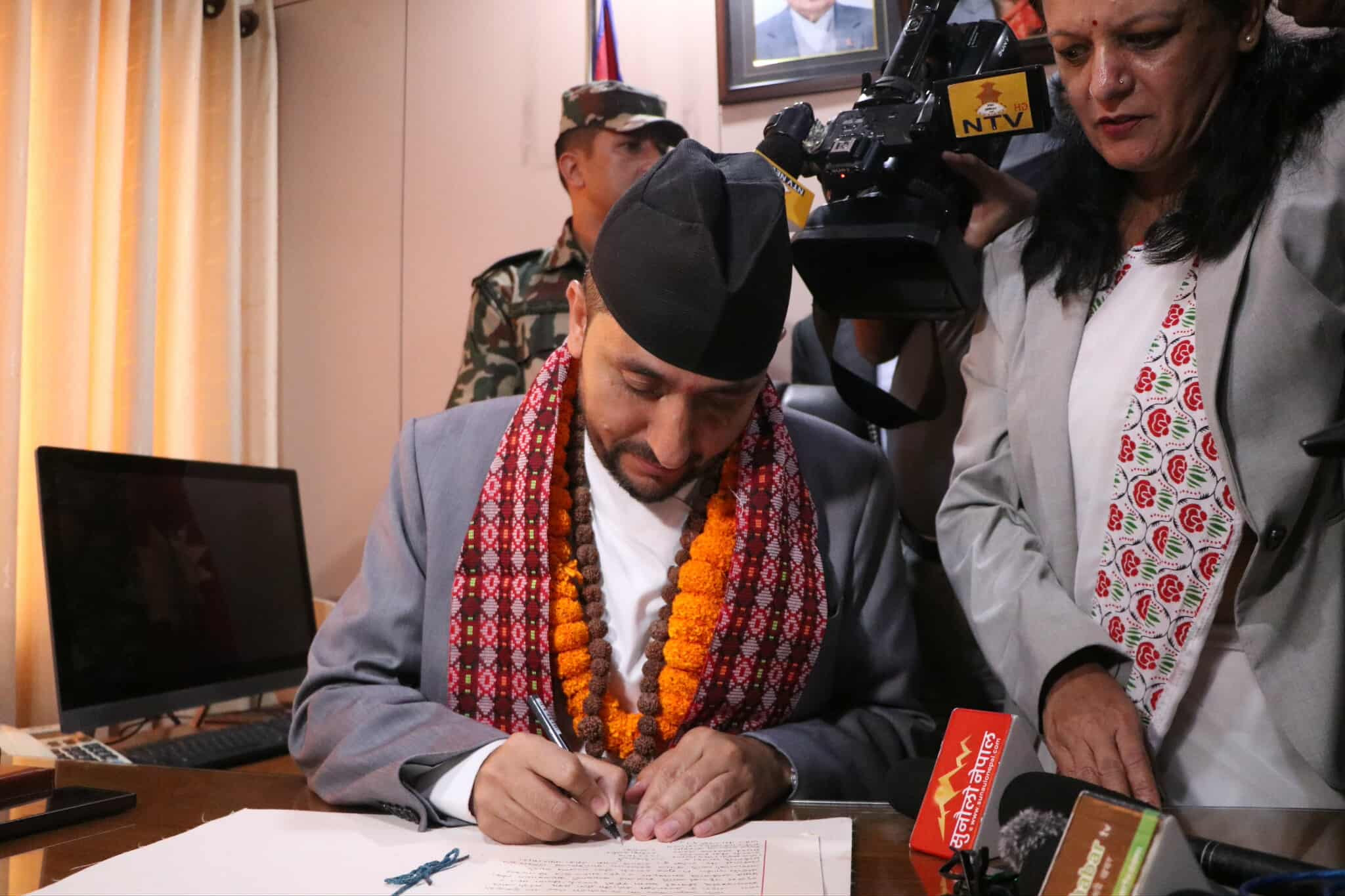 जेनजी आन्दोलनका क्रममा शहीद भएका व्यक्तिलाई सम्झिएर सञ्चार मन्त्री खरेल भावुक