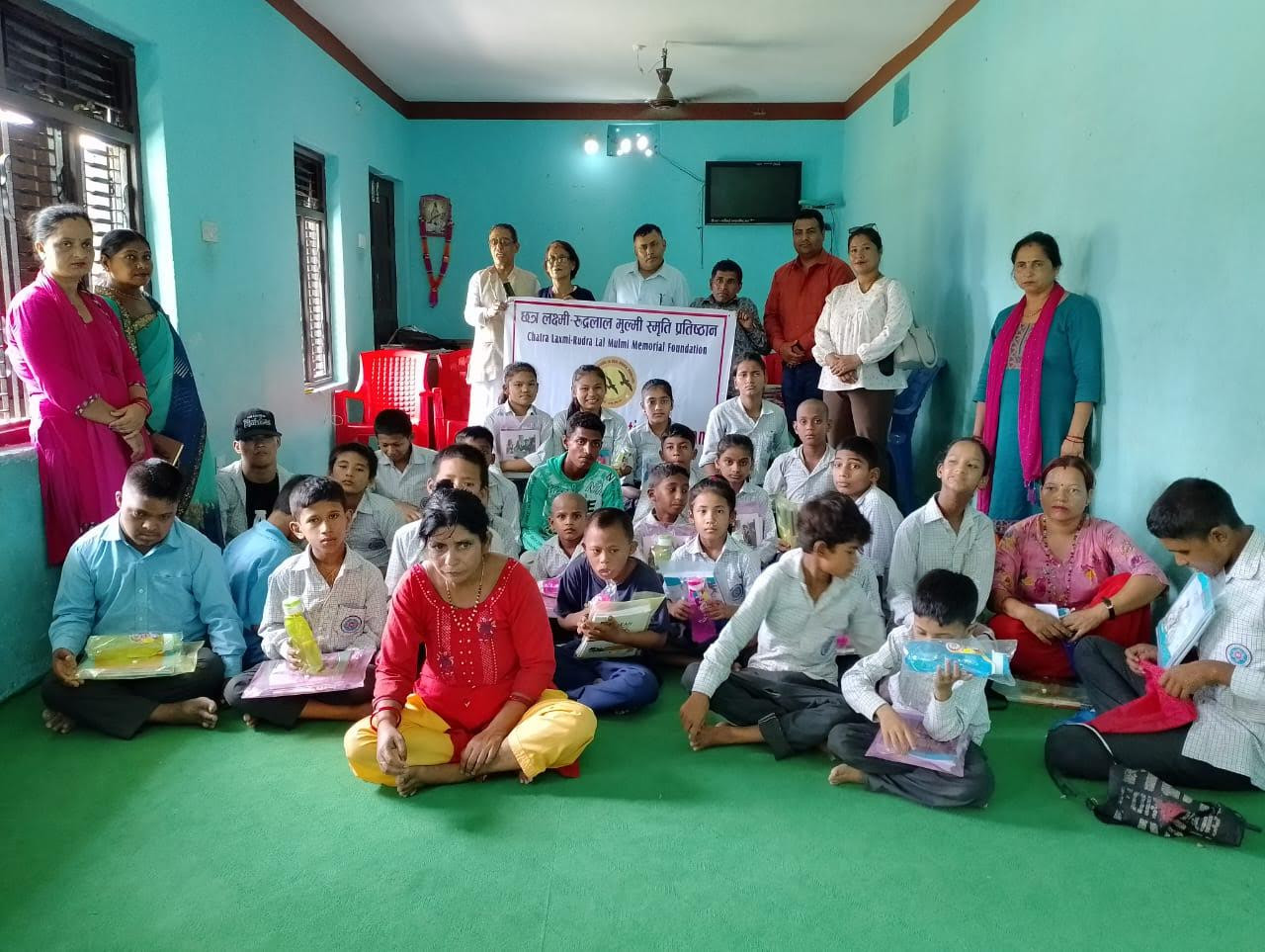 बारामा अपाङ्गता भएका विद्यार्थीलाई शैक्षिक सामग्री वितरण
