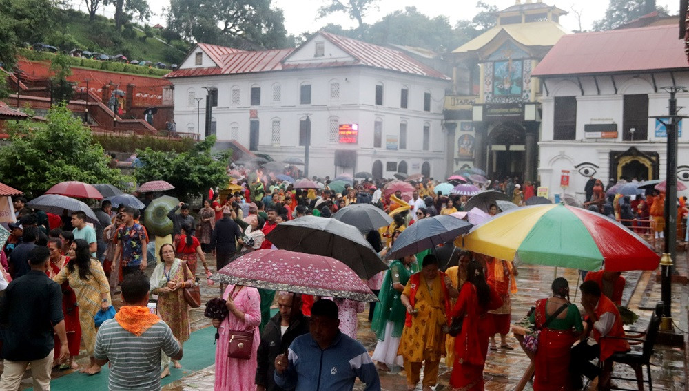 आज साउनको पहिलो सोमबारः पशुपतिनाथमा दर्शनार्थीको भिड