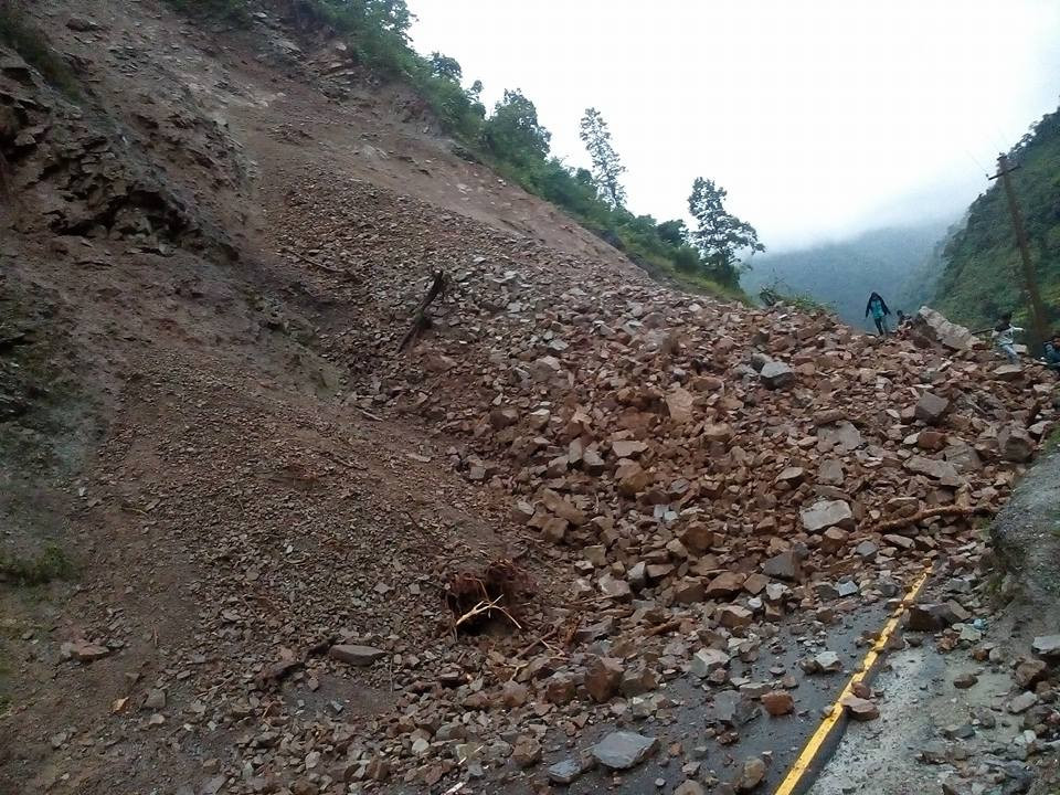 चितवनको मुग्लिन-नारायणगढ सडकखण्ड वर्षाका कारण अवरुद्ध