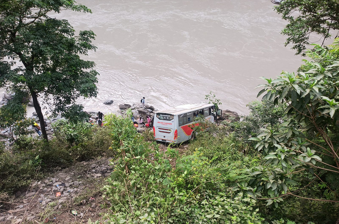कारसँग ठोक्किएर बस त्रिशूली नदी किनारमा खस्यो : २० जना घाइते, पाँचको अवस्था गम्भीर