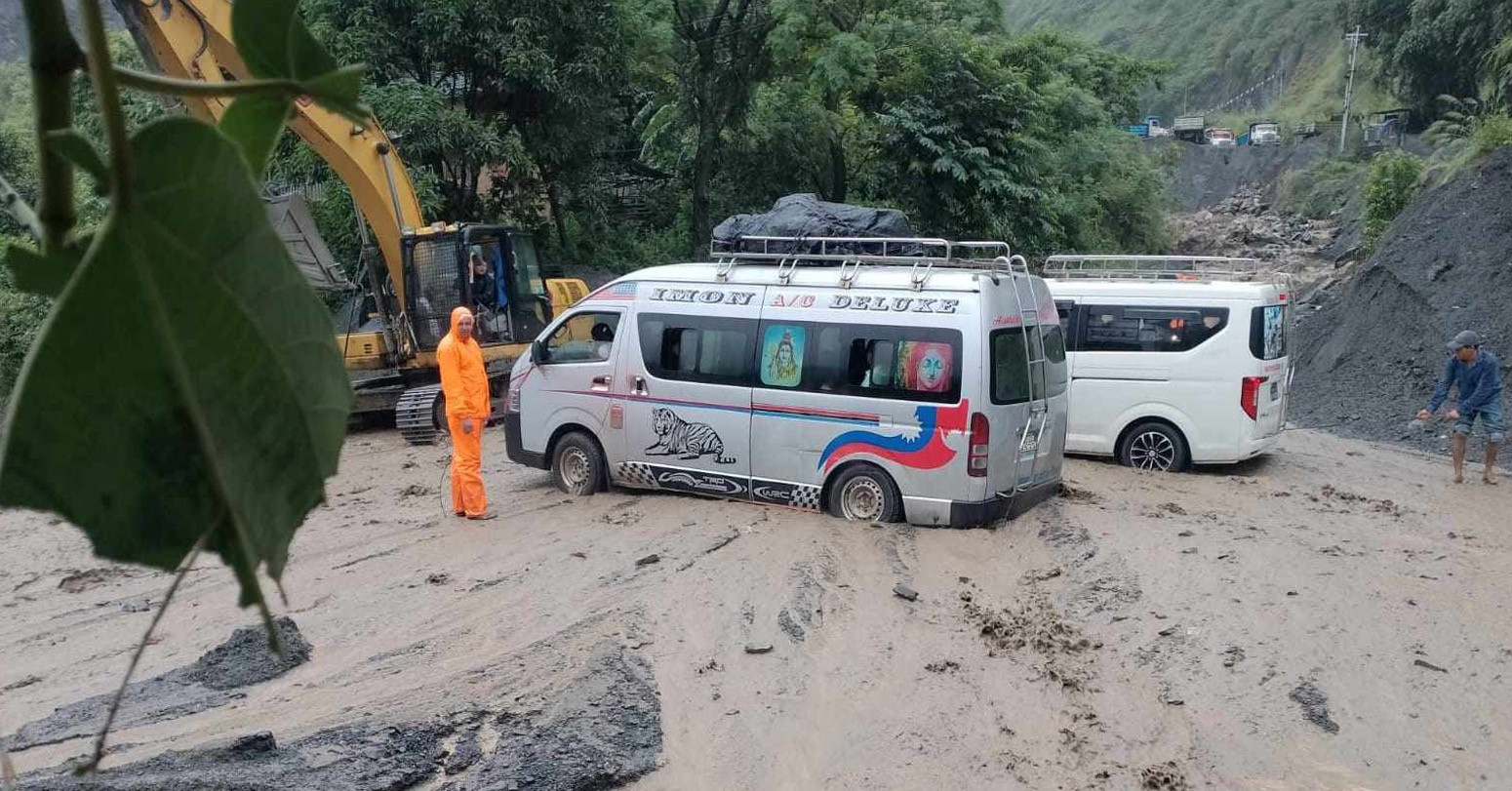 ८ घण्टादेखि बिपी राजमार्ग अवरुद्ध