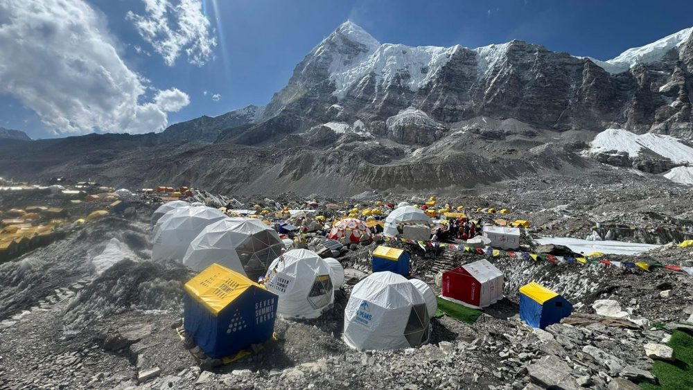 आरोहीहरूको भीडले गुञ्जायमान सगरमाथा आधारशिविर