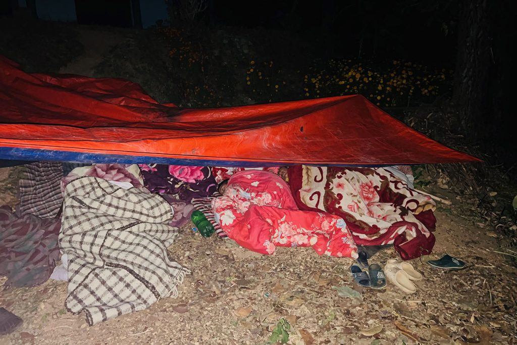 भूकम्पको डरले खुला आकाश मुनि रात बिताउँदा‘