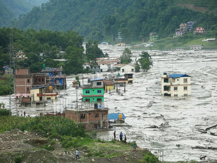 मेलम्चीको बाढी घटेन , ग्याल्थुमका चार घर उच्च जोखिममा