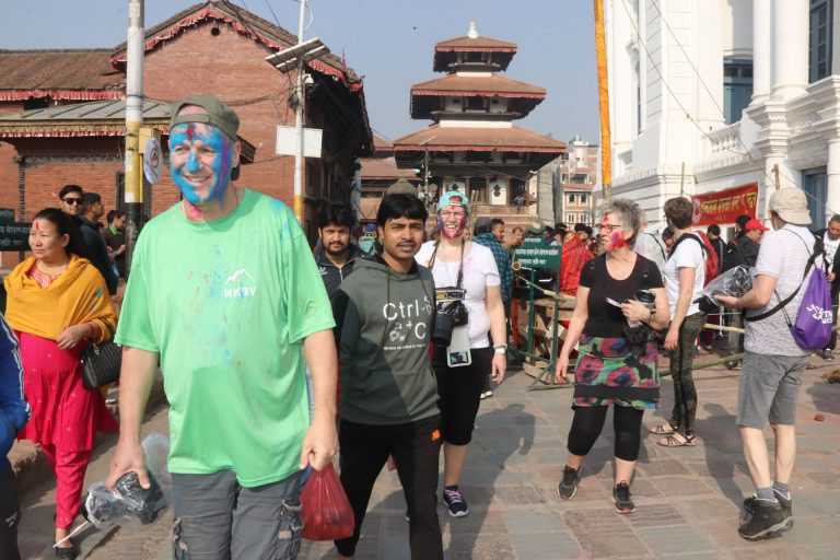 विदेशी पाहुनाले पनि मनाए होली पर्व हेर्नुहोस् (फोटोफिचर)
