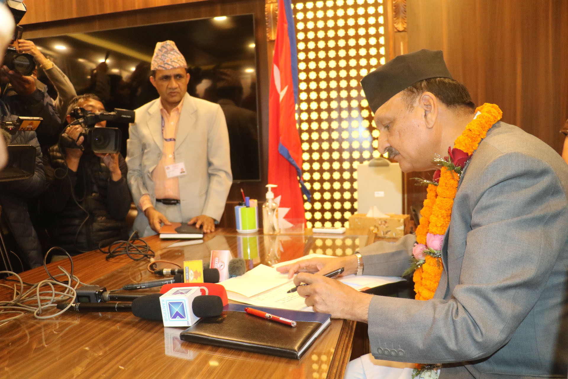 अमेरिकाबाट अर्थशास्त्रमा विद्यावारिधी  गरेका महतको काँधमा अर्थतन्त्र उकास्ने जिम्मेवारी