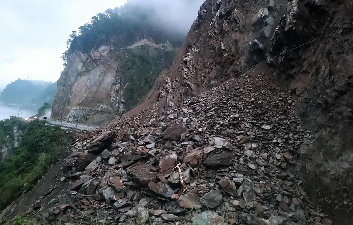मुग्लिन–नारायणगढ सडकखण्डमा पुनः ठूलो पहिरो, वैकल्पिक सडक प्रयोग गर्न आग्रह