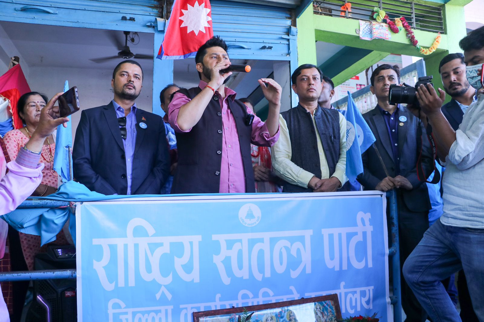लगातार संसद अवरोध भएको विरोधमा गेटमै बोले रास्वपाका सांसद
