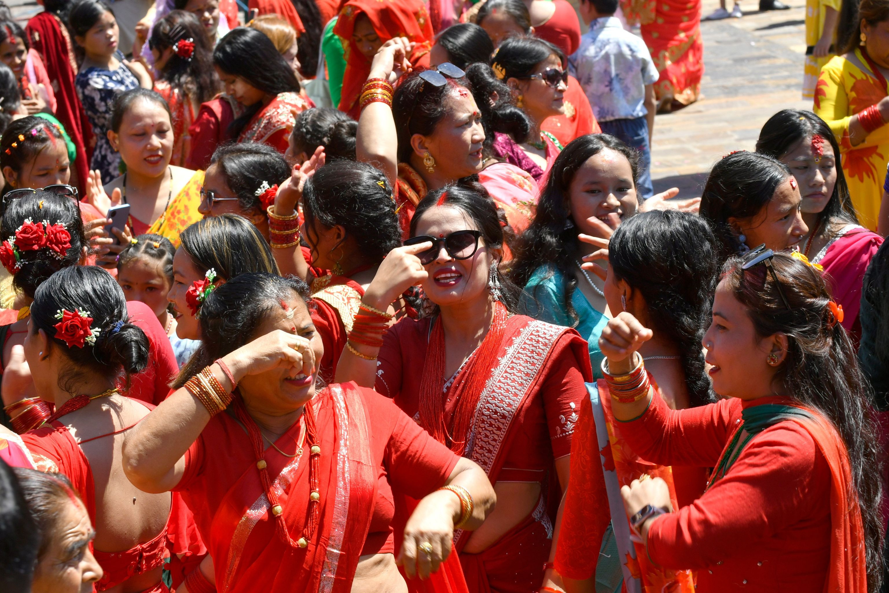 तीजमा महंगा गहना लगाएर, बालबच्चा बोकेर पशुपति नआउन कोषको आग्रह