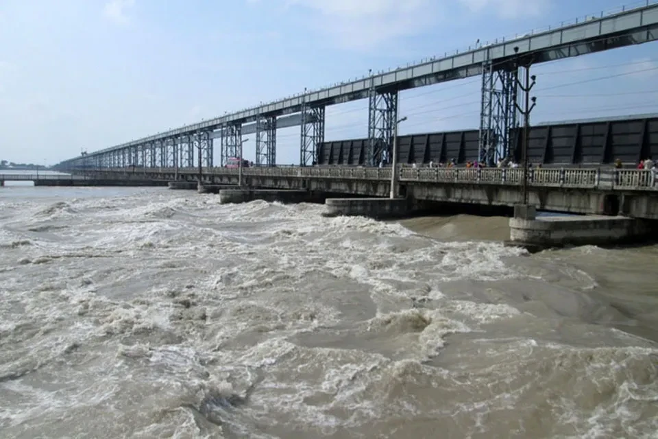कोशीमा पानीको बहाव उच्च, ५६ वटै ढोका खोलियो