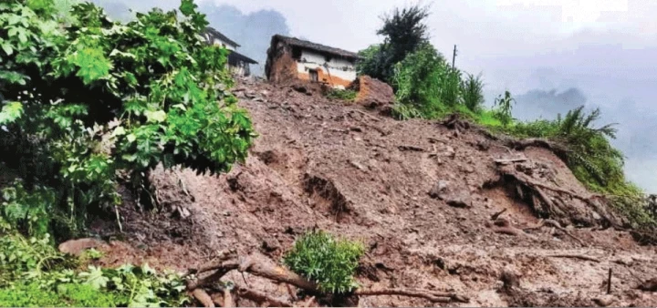 पहिराले उत्तरी गोरखाको झोङगाउँका १० घर जोखिममा