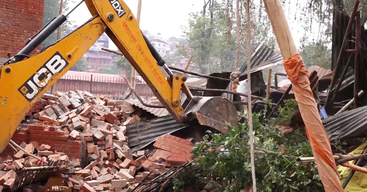 पशुपति क्षेत्रमा बनेको अनधिकृत टहरामाथि आज काठमाडौँ महानगरको डोजर चल्यो