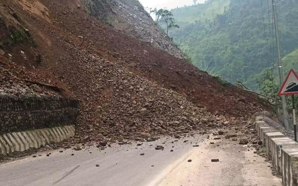 नारायणगढ-मुग्लिन सडकखण्डमा पहिरो खस्दा एकजनाको ज्यान गयो