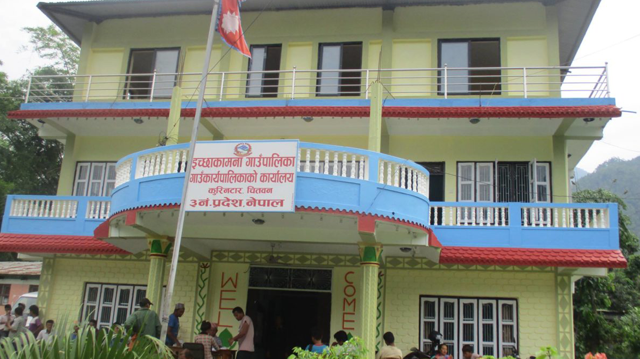 श्रमदानबाट पुल निर्माण गर्दै इच्छाकामना