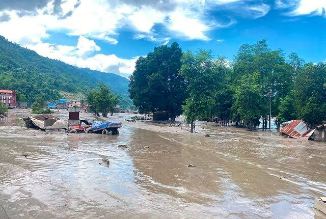 रसुवा बाढीमा मालवाहक सवारीसाधनसहित व्यवसायी र मजदुर सम्पर्कविहीन, उच्च सतर्कता अपनाउन ट्रक महासंघको आग्रह