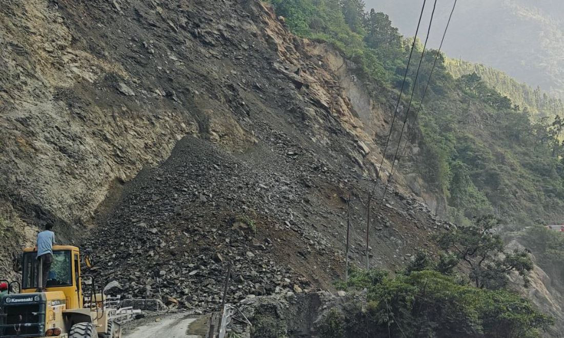 मुग्लिन–नारायणगढ सडकखण्डमा ठूलो पहिरो, आवागमन पूर्णरूपमा बन्द