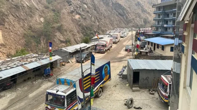 रसुवागढी नाका बन्द भएपछि कोरलानाकाबाट धमाधम मालवाहक कन्टेनर आउन थाले