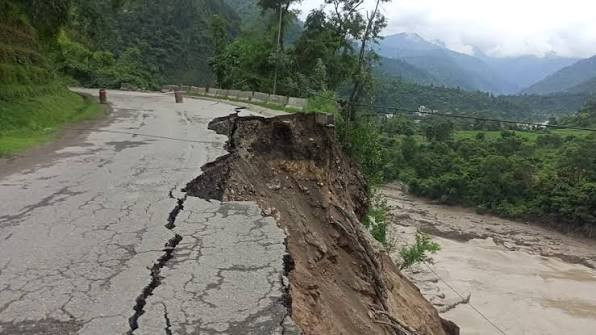 अविरल वर्षाका कारण आएको बाढी र पहिरोले देशका मुख्य राजमार्गहरू क्षतविक्षत