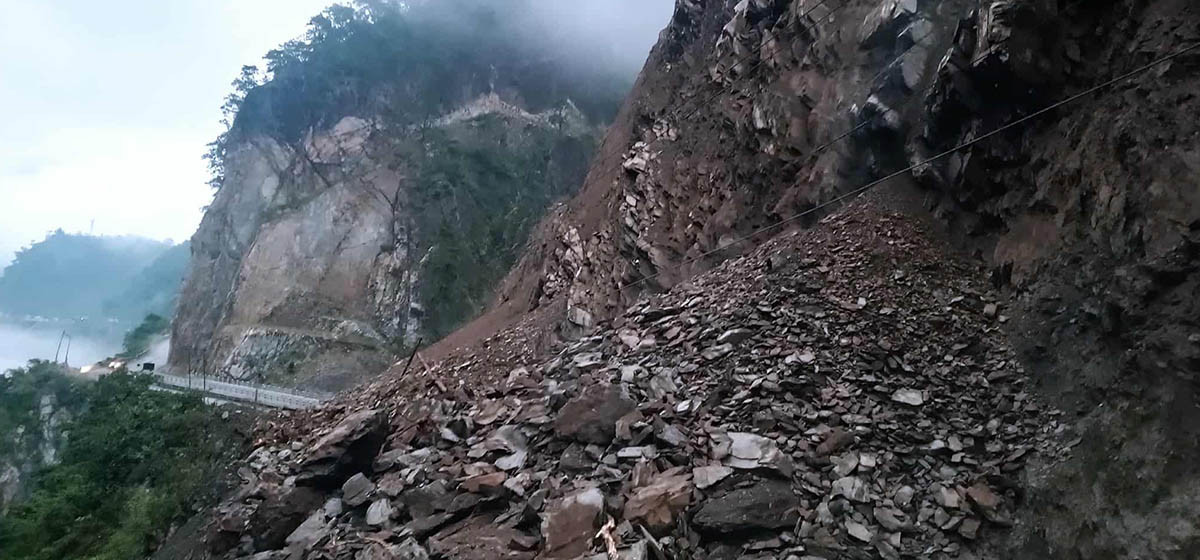 नारायणगढ–मुग्लिन सडकको पहिरो हटाउने काम शुरू : सडक आज नखुल्ने सम्भावना