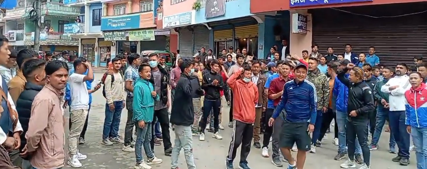 कांग्रेस कार्यकर्ताले  प्रदेश सांसदलाई प्रहरीले दुर्व्यवहार गरेको भन्दै ताप्लेजुङमा गरे प्रदर्शन