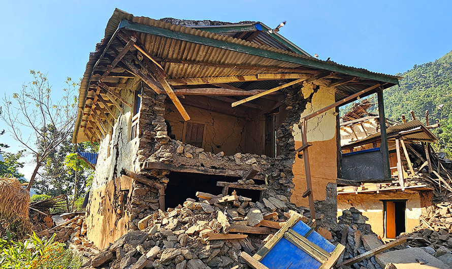 चिउरी गाउँको चोचे टोलका सबै घर ध्वस्त, तिहार मनाउन आएका व्यक्ति पनि बिदा भए