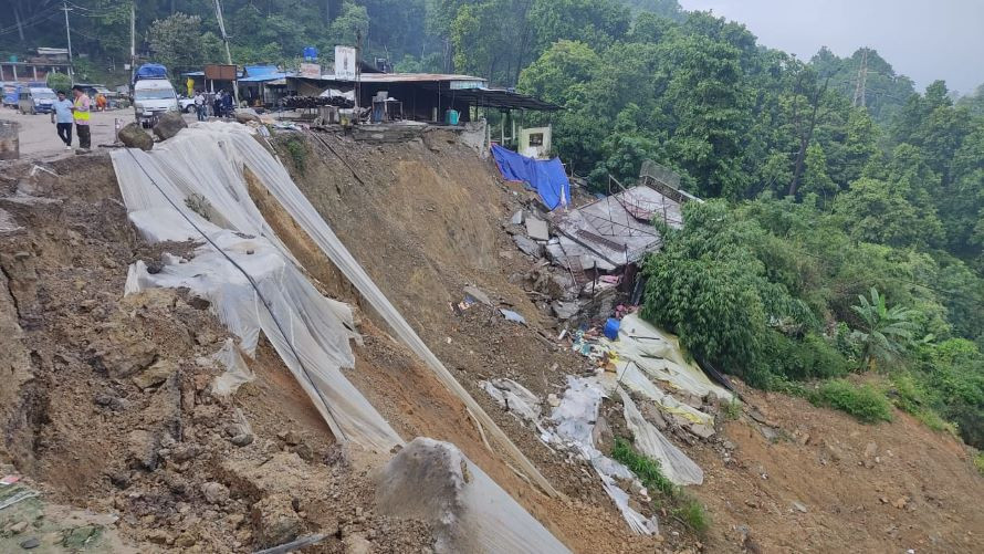 दाउन्‍नेमा सडक भासियो, यातायात सञ्‍चालनमा रोक