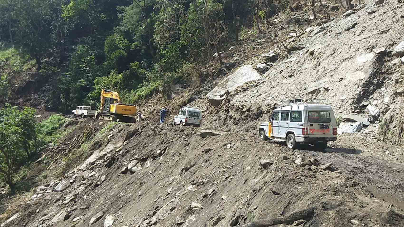 अवरुद्ध बेँसीसहर-चामे सडक खुल्यो