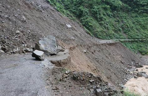 पहिरोले विभिन्न ठाउँका सडक अवरुद्ध