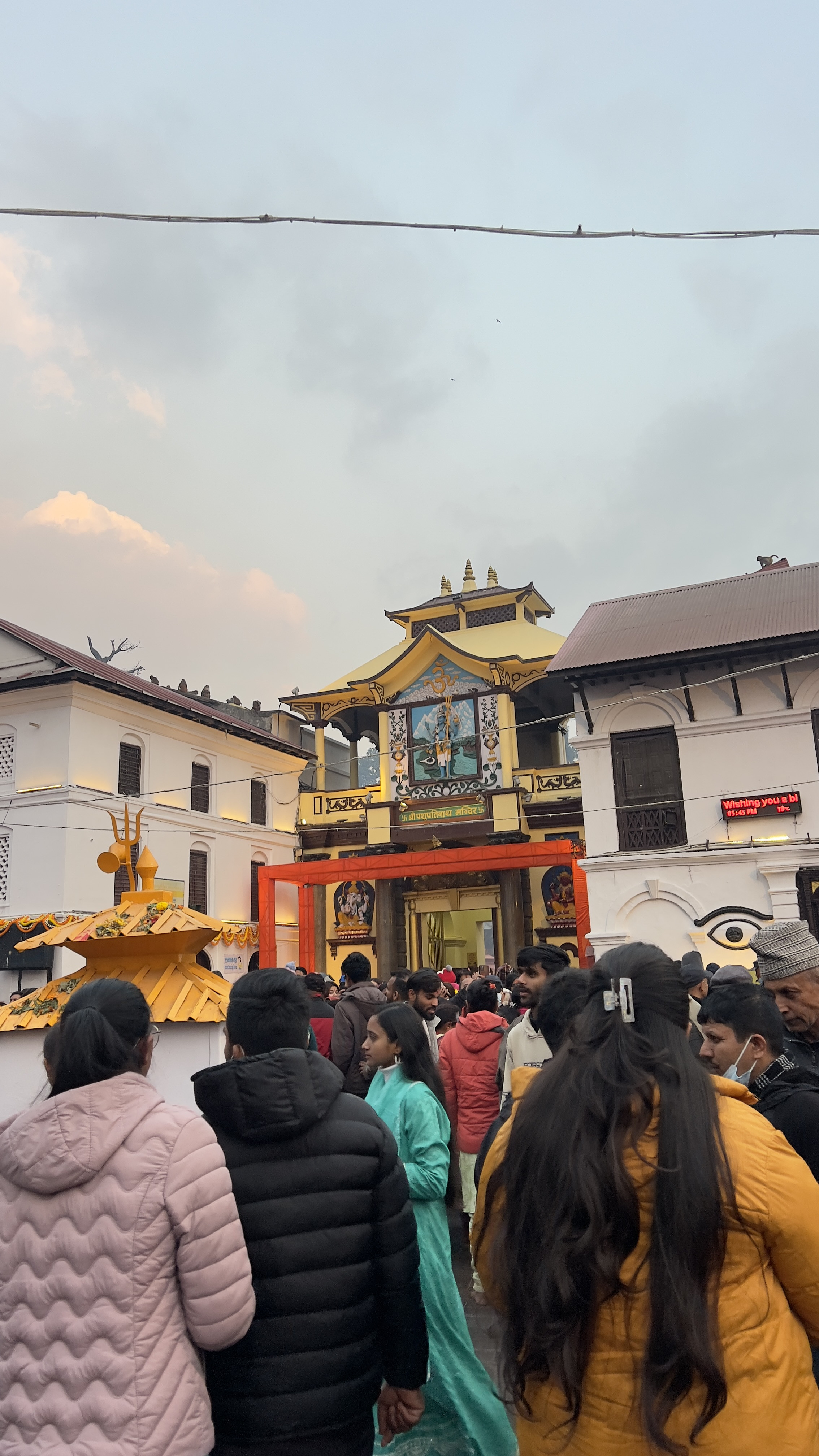 पशुपतिमा आएका साधुसन्तलाई दक्षिणासहित बिदाइ गरिँदै, कति पाउँछन् पैसा ?
