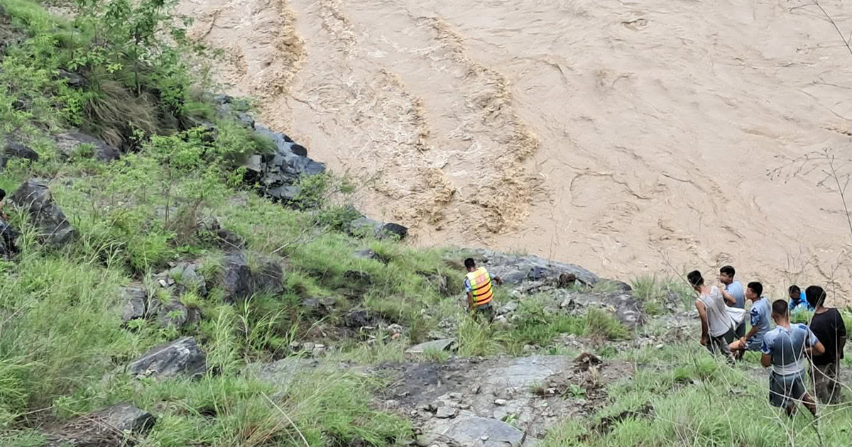 दुर्घटनाग्रस्त यात्रुवाहक फोर्स गाडी कर्णाली नदीमा डुब्दा उद्धार कार्यमा कठिनाइ