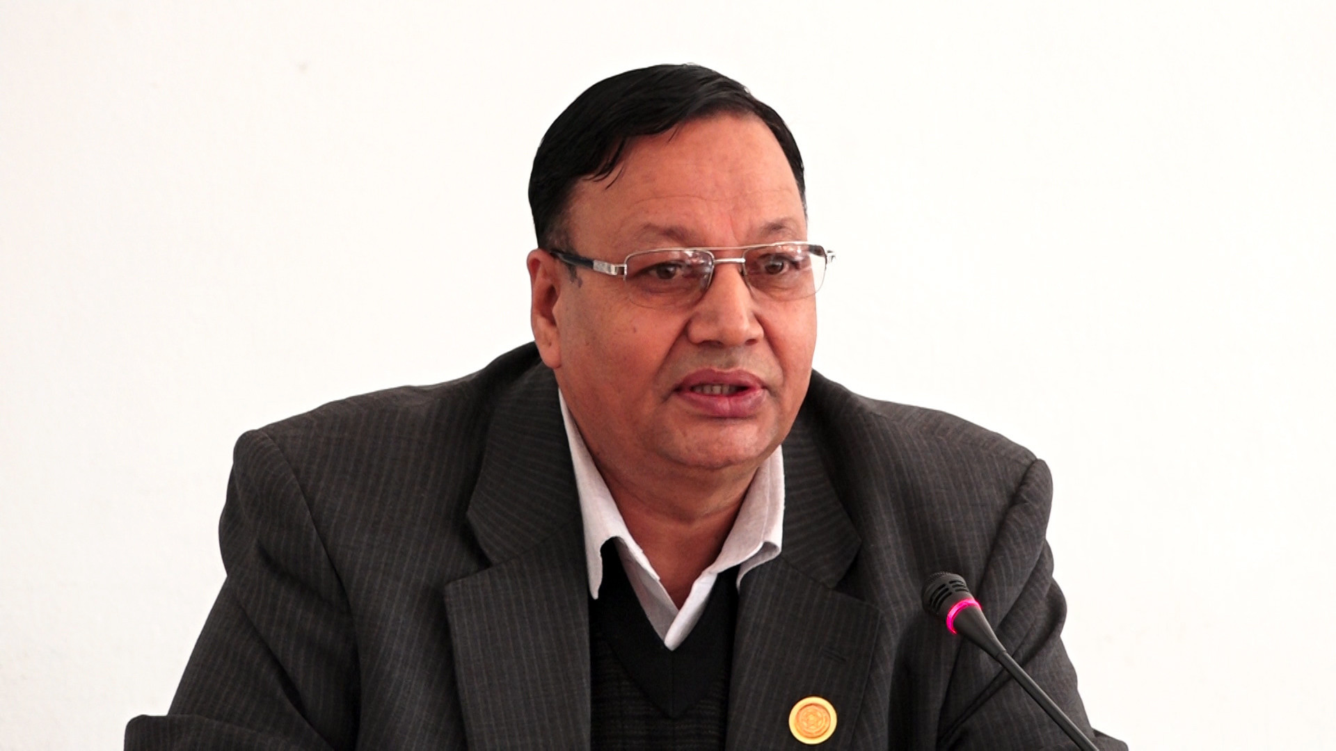 एमालेलाई माओवादीले गरयो प्रश्नः बिरामीको शल्यक्रिया गरिरहेको ठाउँमा ढोका फुटाएर अर्को डाक्टर जाँदा के हुन्छ?