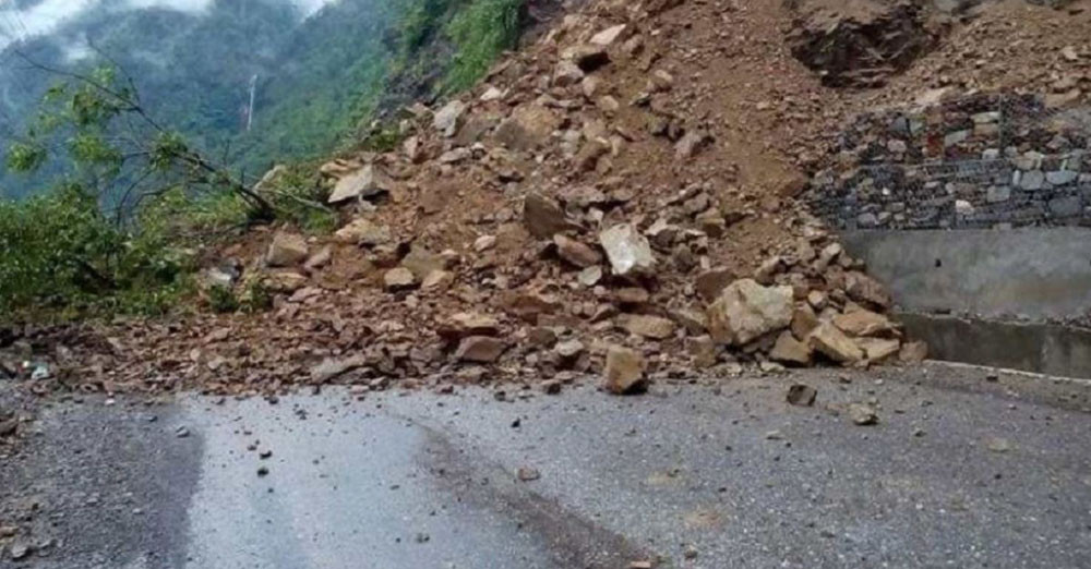 दव्ल्याङमा पहिरो: बागलुङ कुश्मीशेरा सडक अवरुद्ध