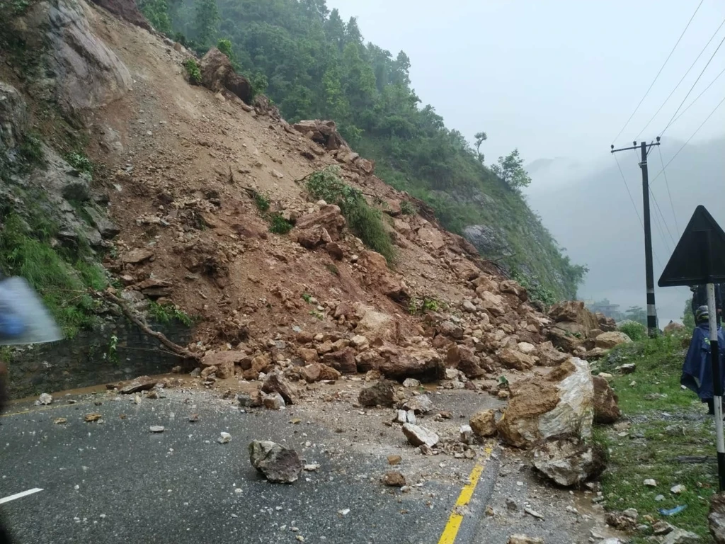 सडक अवरुद्ध हुँदा सामान आपूर्तिमा समस्या