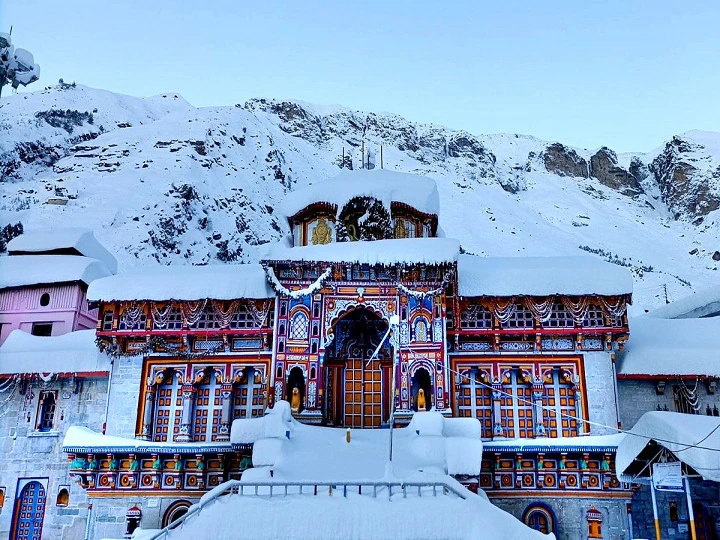 उत्तराखण्डः केदारनाथ, बद्रीनाथमा भारी हिमपात जारी