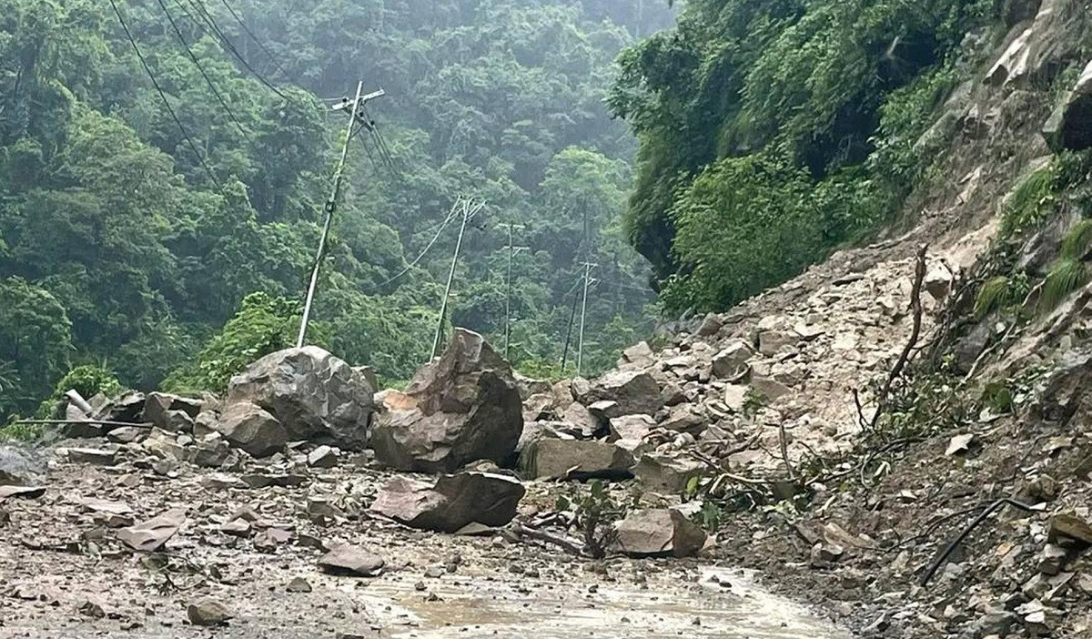 गुल्मी र पाल्पामा पहिरोले सडक अवरुद्ध