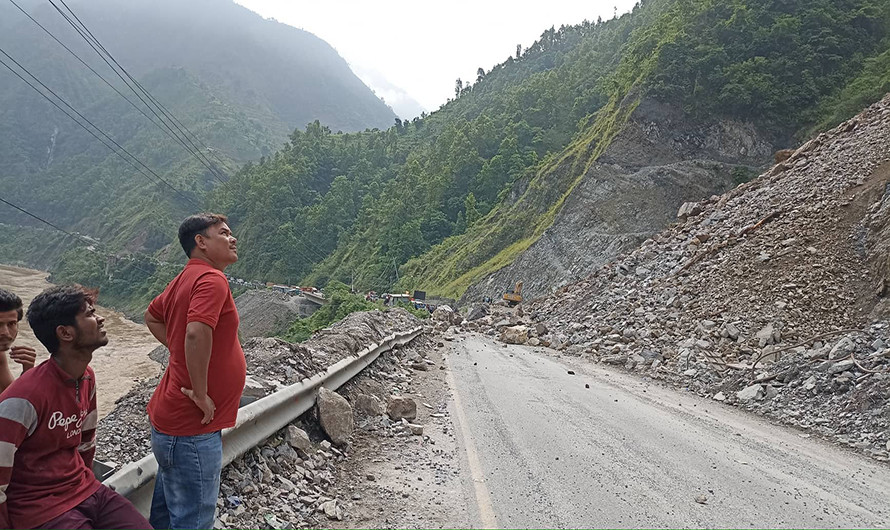 नारायणगढ-मुग्लिन सडक खण्डमा सुख्खा पहिरो