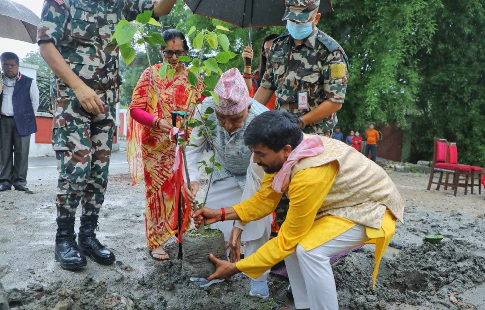 राष्ट्रपति पौडेलद्वारा चौतारो र पोखरी निर्माणको शुभारम्भ