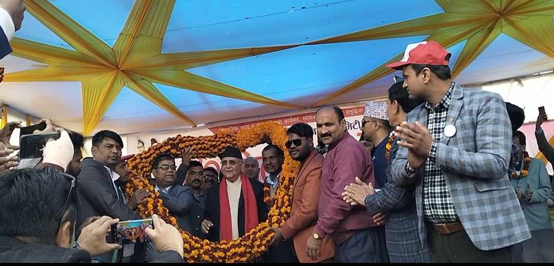 ओलीलाई रौतहटमा १०१ किलोको मालाले स्वागत